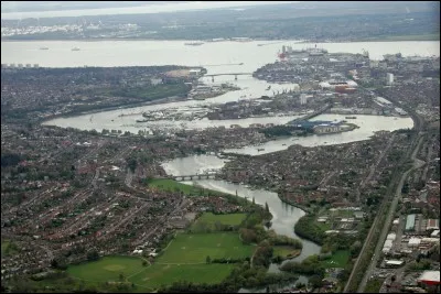 Ville du sud de l'Angleterre, 250 000 habitants, située au fond d'un estuaire donnant sur la Manche. Très endommagée par la Deuxième Guerre mondiale, elle reste un grand port, célèbre pour avoir vu partir le Mayflower et le Titanic. Nous sommes à :