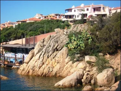 Cette côte abrite, entre autres, la station balnéaire de Porto Cervo. Pour quelle raison ce village est-il réputé ?