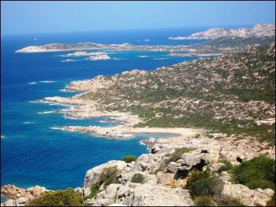 Comment s'appelle cet archipel italien rattaché à la Sardaigne et situé entre celle-ci et la Corse ?