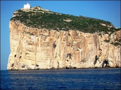 Cette impressionnante falaise se situe sur la côte ouest, à proximité de la ville d'Alghero. Quel est son nom ?