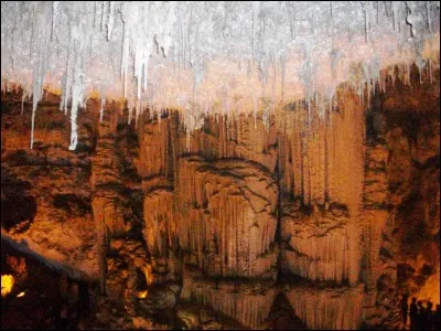 A l'intérieur de cette falaise, l'eau a creusé une vaste et superbe grotte qui doit son nom à un dieu de la mythologie romaine. Quelle est cette grotte ?