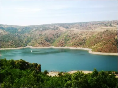 Comment se nomme le principal massif montagneux sarde, situé dans le centre-est de l'île et culminant à 1834 mètres ?