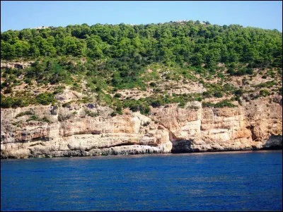 Quelle est cette ville de l'ouest de la Sardaigne, abritant un port industriel et située à l'embouchure du fleuve ci-dessus et au bord d'un vaste golfe auquel elle donne son nom ?