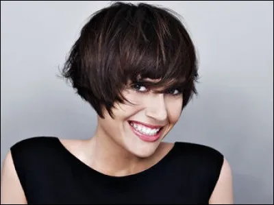 Qui a des cheveux courts ?