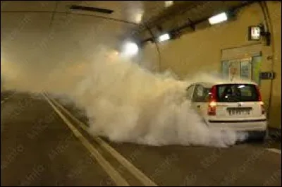 Que doit-on faire si de la fumée est présente dans un tunnel ?