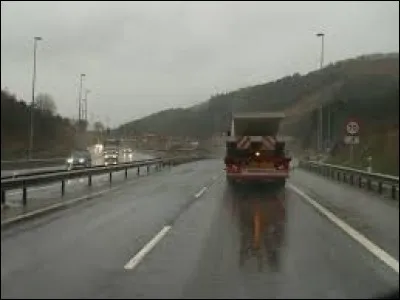 S'il pleut, à quelle vitesse maximale puis-je circuler sur autoroute ?