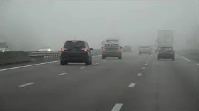 Dans la situation présentée sur la photo, je peux circuler à 90 km/h ?