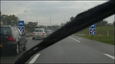 S'il pleut, à quelle vitesse puis-je circuler après ce panneau ?