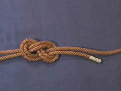 Comment appelle-t-on le nud servant à nous attacher à la corde ?