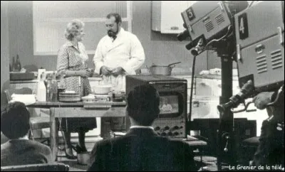Voici cette même speakerine accompagnée du grand chef Raymond Oliver, dans la première émission culinaire diffusée en 1954 :