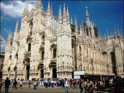 Parmi ces grandes villes italiennes, laquelle est la plus proche (à une bonne heure de route) du lac Majeur ?