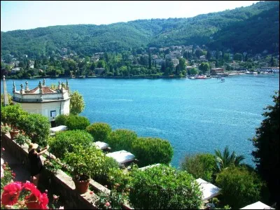 Il est également bordé par deux régions italiennes. Lesquelles ?