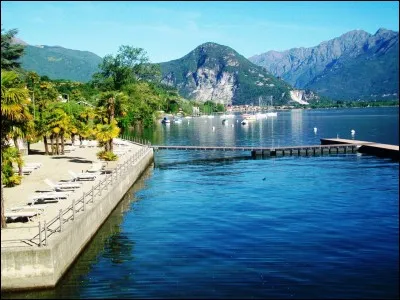 Quel lac, séparé du lac Majeur par le Monte Mottarone, est souvent considéré comme son "petit-frère" et abrite en son centre une petite île et son monastère ?