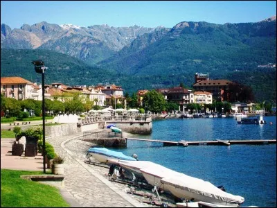 Parmi ces villes, laquelle ne se situe pas sur les rives du lac Majeur ?