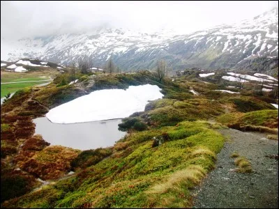 L'essor touristique de cette région doit beaucoup à la construction de la route du col du Simplon traversant les Alpes dans le Valais. Qui est à l'initiative de cette route ?