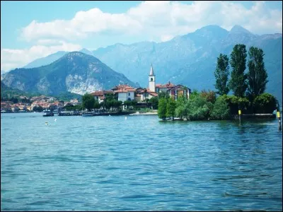 Quelle ville des bords du lac Majeur est célèbre pour ses villas et ses hôtels de luxe, notamment la Grand Hôtel des Îles Borromées ?