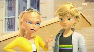 Qui est amoureuse du héros et l'ennemie de l'héroïne sans leurs costumes ?