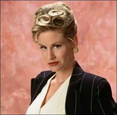 Quel est le nom complet de l'assistante de Maxwell ?