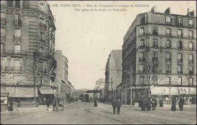 Allons « rue des Volontaires » !
Actuellement, cette rue rend hommage aux soldats volontaires de l'an II de la République qui défendirent les frontières de France !
Mais, connaissez-vous la première signification de nom de cette rue ?