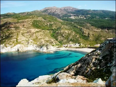 Toujours en France, cette magnifique plage se trouve le long du cap Corse. A quel point cardinal de l'île de Beauté ce cap se situe-t-il ?