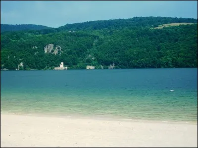 Encore une plage et un lac de France. Le lac d'Issarlès est un lac de cratère volcanique situé à 1 000 mètres d'altitude au sud-est du massif Central. Dans quel département se trouve-t-il ?