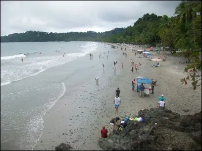 Partons vers le continent américain. La plage de Quepos se situe sur la côte Pacifique à proximité immédiate du parc national Manuel Antonio. Dans quel pays d'Amérique Centrale, surnommé le "Paradis Vert" et réputé pour son écotourisme, cette plage se situe-t-elle ?