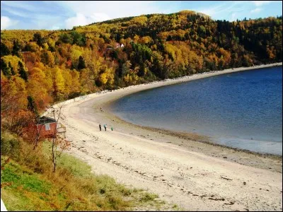 Terminons avec la plage de Tadoussac, au Québec. Elle se situe à l'embouchure de la rivière Saguenay. Où celle-ci vient-elle se jeter ?