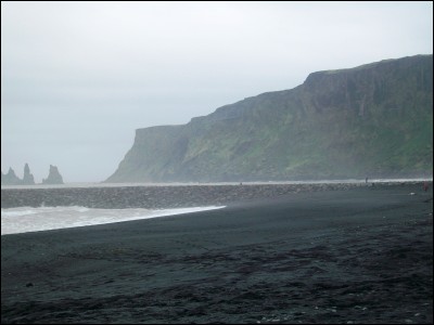 Voici la plage de sable noir volcanique de Vik, signifiant tout simplement "côte" en langue locale. Dans quel pays insulaire sommes-nous ?