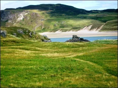 L'Irlande n'est pas spécialement réputée pour ses plages. Celle-ci est pourtant superbe et se situe dans le comté le plus au nord du pays. Quelle est ce comté ?