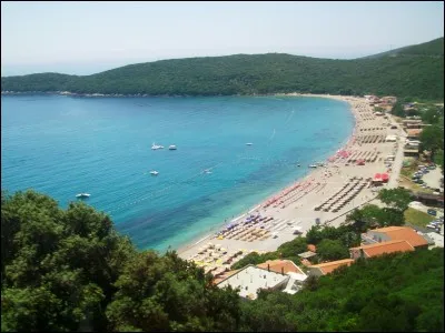 Cette plage-ci est plus propice à la baignade et au bronzage. Nous sommes dans un pays bordé par la mer Adriatique, ancienne province yougoslave puis serbe devenue indépendante en 2006. Quel est ce pays ?