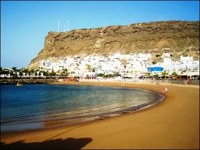 Voici la plage du superbe village de Puerto de Mogán, sur l'île de Gran Canaria. Dans quel pays cette photo a-t-elle été prise ?