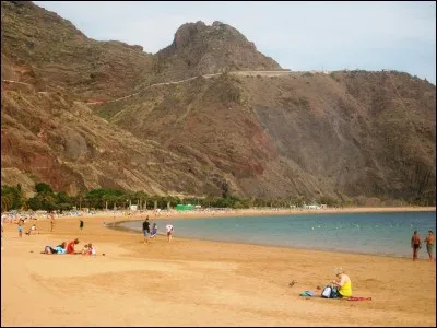 Toujours aux Canaries, mais cette fois à Tenerife, voici Playa de las Teresitas. Elle présente une particularité unique sur l'île. Laquelle ?