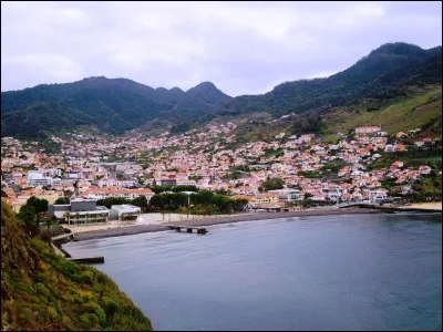 Cette plage se situe sur l'île portugaise de Madère, dans l'océan Atlantique. Quelle ville est la capitale de cette île ?