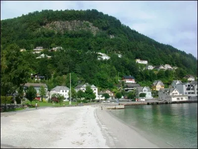 Encore un pays pas très réputé pour ses plages : la Norvège. Celle-ci longe un fjord de la province du Hordaland. La ville principale de cette province est aussi la deuxième ville de Norvège. Quelle est-elle ?