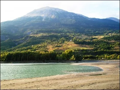 Nous voici de retour en France. Cette plage borde un lac artificiel partagé entre les départements des Hautes-Alpes et des Alpes-de-Haute-Provence. Quel est ce lac ?