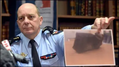 De quelle couleur est la boîte noire présente dans les avions ?