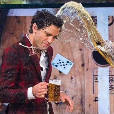 Avec quel alcool Mika se dit-il champion de la descente ?