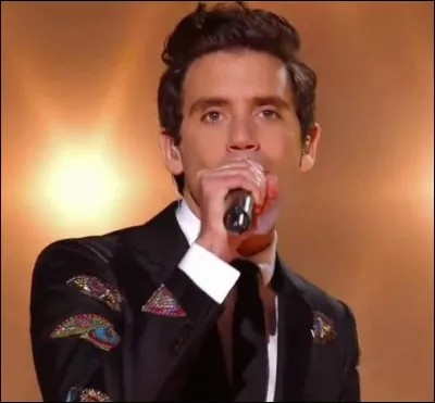 Dans ses concerts, à la fin de quelle chanson chante-t-il a capella ?