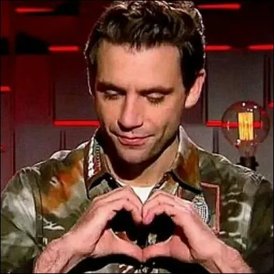 Dans quelle chanson fait-il son cur avec ses mains ?