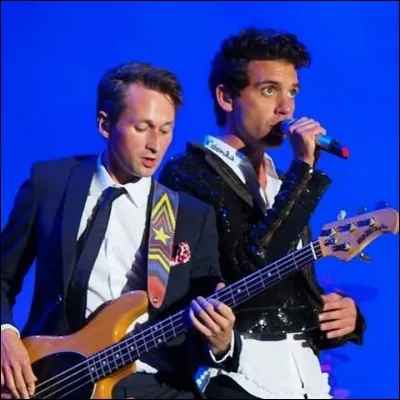 Quel est le nom de son bassiste ?