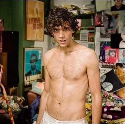 Dans son clip "We Are Golden" comment est-il habillé ?