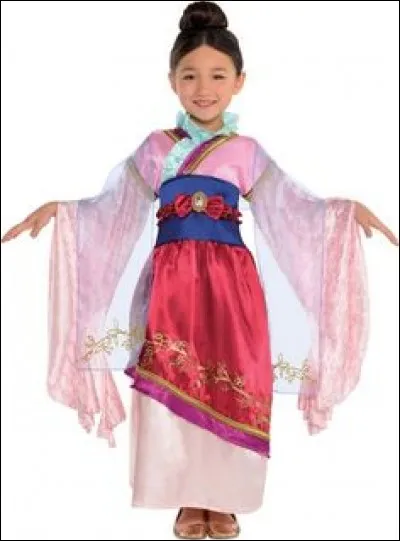 Avec quoi la courageuse Mulan se coupe-t-elle les cheveux ?