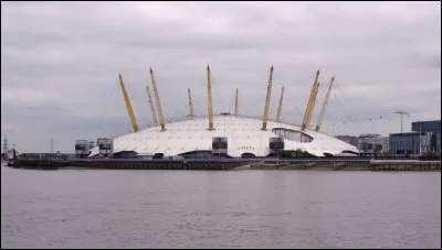 Dans quelle ville se trouve le plus grand dôme du monde, dit "dôme du Millénaire" ?