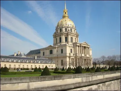 En quoi est faite la couverture du dôme des Invalides ?