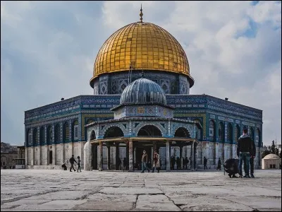 Dans quelle ville se trouve le dôme du Rocher, un des lieux saints de l'islam ?