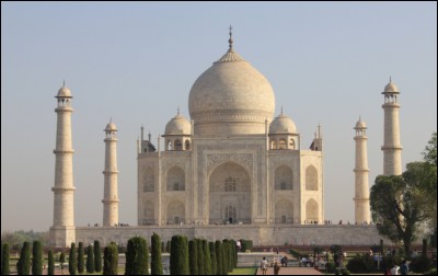À quelle hauteur culmine le dôme du Taj Mahal ?