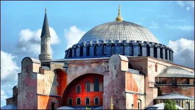 Qui a converti la basilique Sainte-Sophie et son célèbre dôme en musée ?