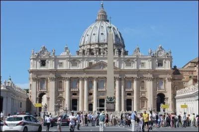 À quelle hauteur culmine le dôme de la basilique Saint-Pierre, qui est le plus haut dôme du monde ?