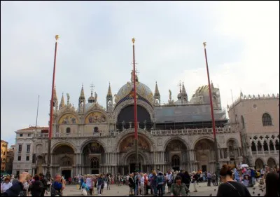 Combien de dômes la basilique Saint-Marc possède-t-elle ?