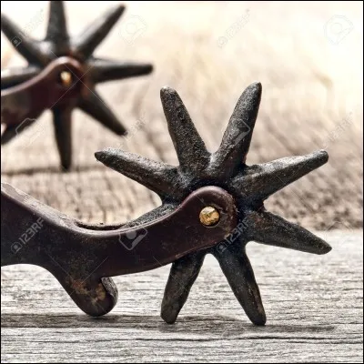 Quels objets met-on à nos talons pour intensifier l'action de la jambe ?